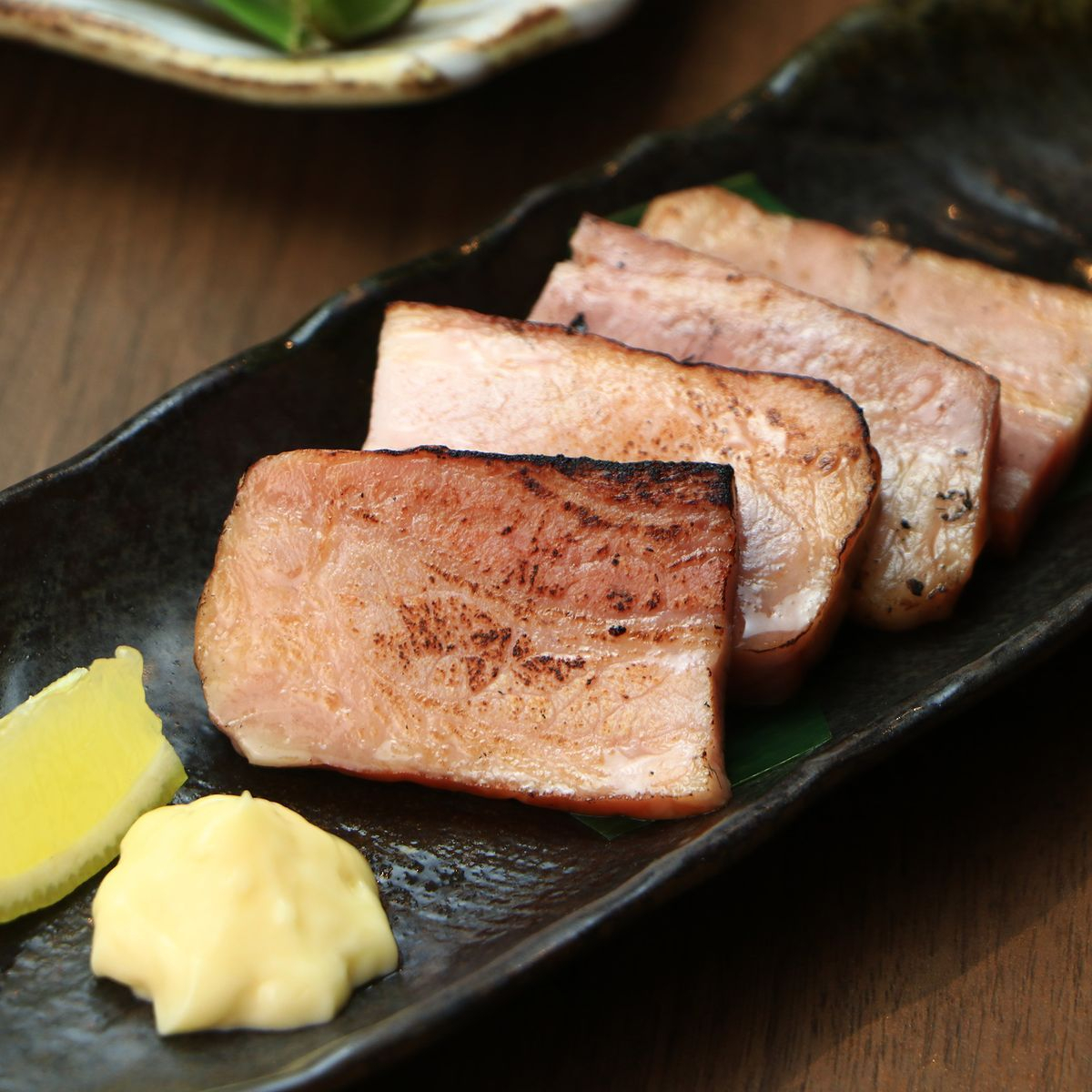 藁香る厚切りベーコン藁焼き